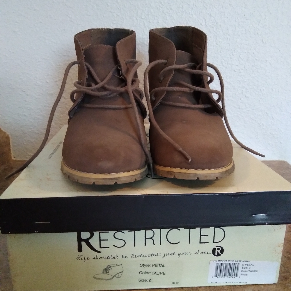 Ladies Restricted ankle boots, Sz 9, Taupe